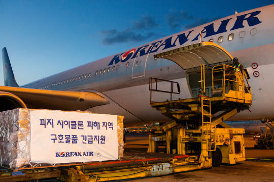 지난 10일 대한항공의 긴급 구호품이 KE137편 A330-200 항공기에 실리기 위해 대기하고 있다.<대한항공 제공>
